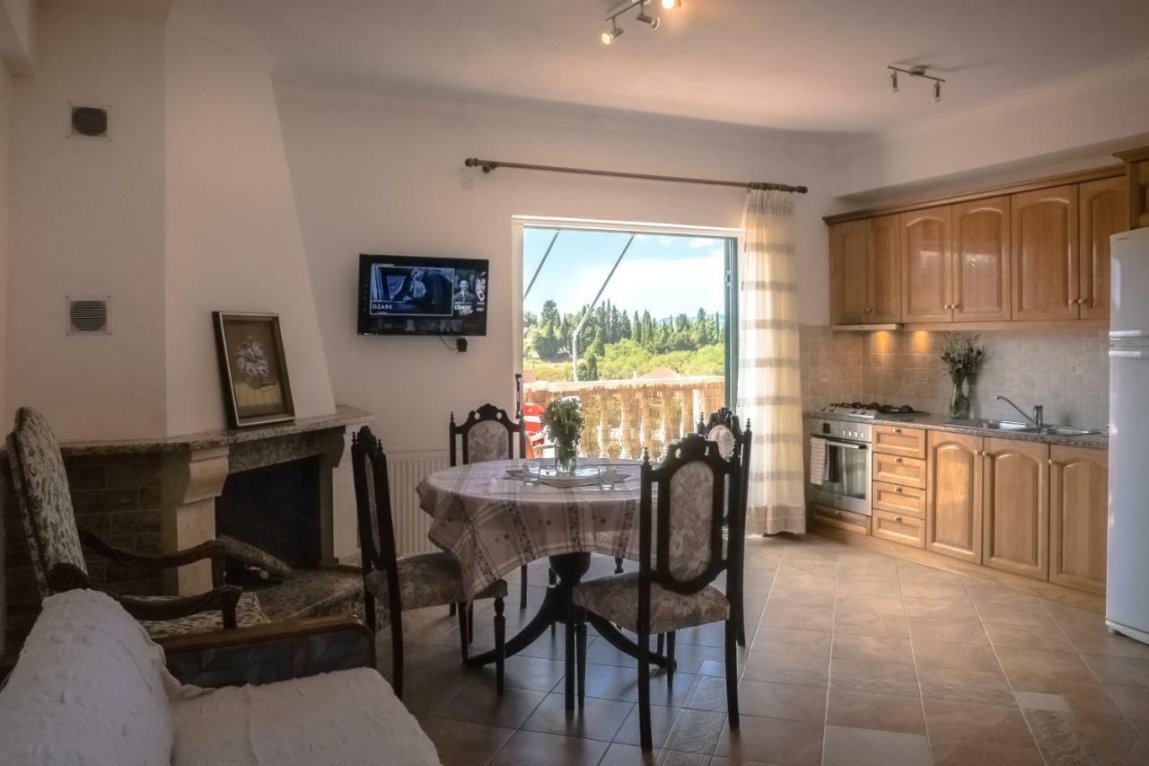 Modern Flat With Beautiful Views In South Of Corfu Leilighet Lefkímmi Eksteriør bilde